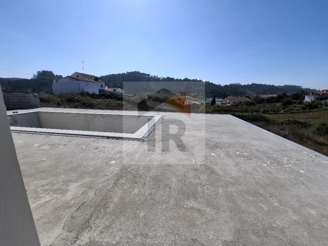 Moradia T4 para Venda em Salir de Matos Foto 9