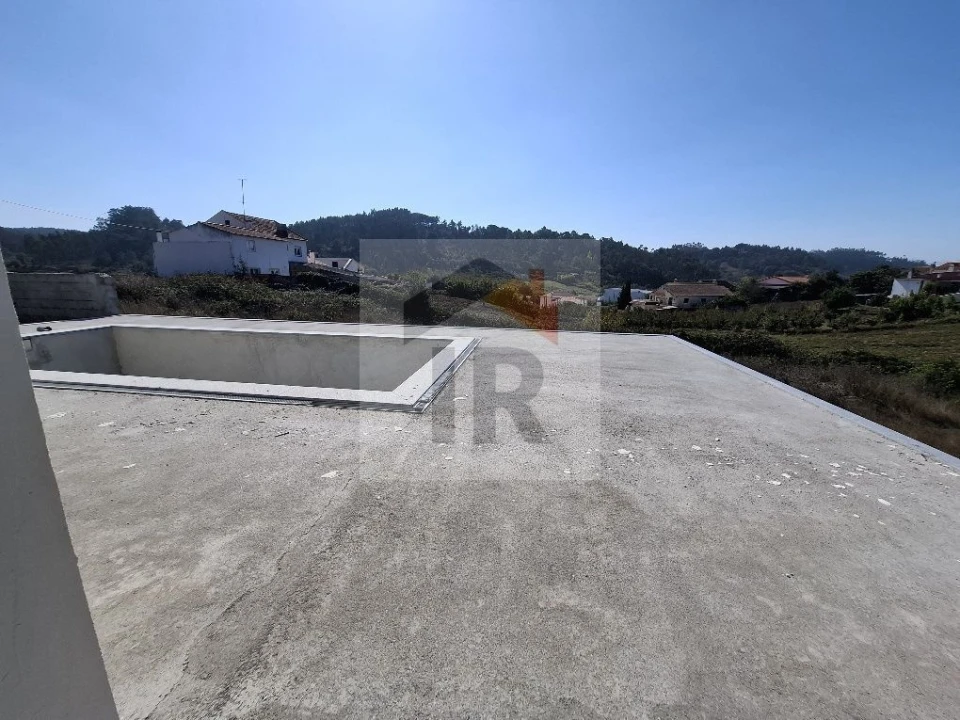 Moradia T4 para Venda em Salir de Matos Foto 9