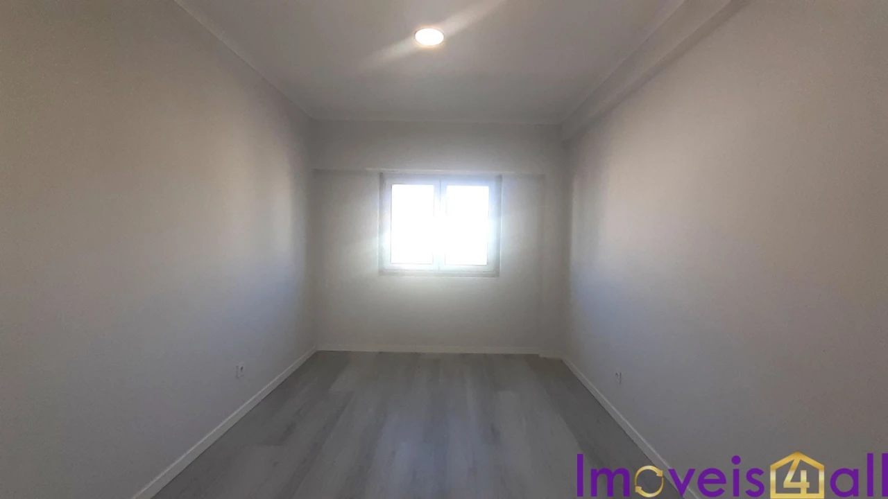 Apartamento T4 para Venda em Amora Foto 12