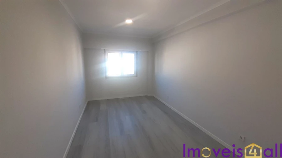 Apartamento T4 para Venda em Amora Foto 11