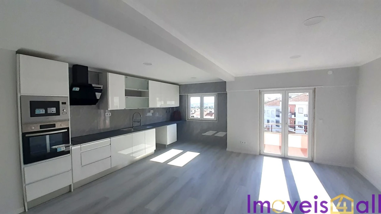Apartamento T4 para Venda em Amora Foto 1