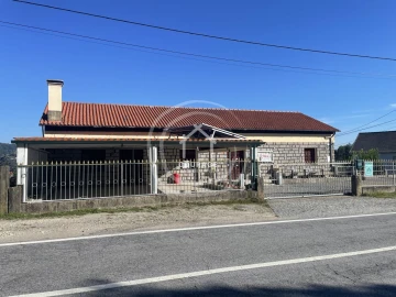 Loja para Venda em Arcozelo