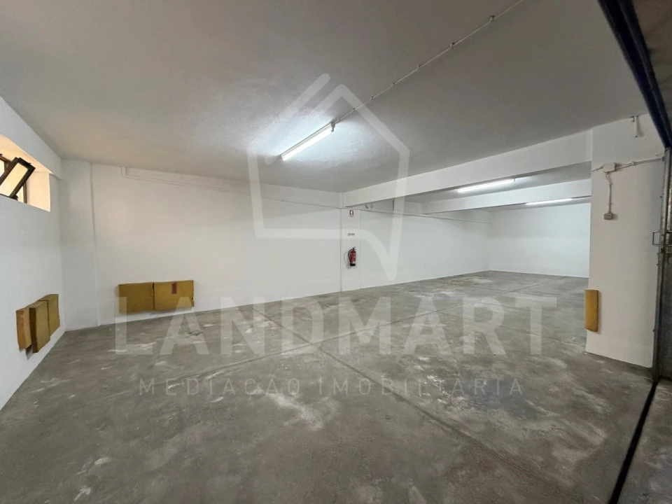 Garagem para Arrendamento em Rio Maior Foto 1