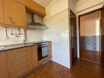 Apartamento T2 para Arrendamento em Agualva e Mira-Sintra