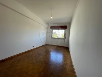 Apartamento T2 para Arrendamento em Agualva e Mira-Sintra