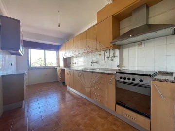 Apartamento T2 para Arrendamento em Agualva e Mira-Sintra