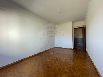 Apartamento T2 para Arrendamento em Agualva e Mira-Sintra