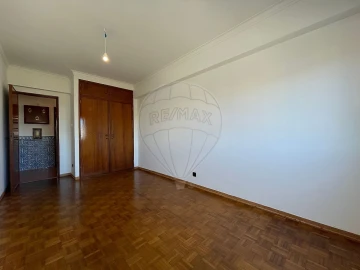 Apartamento T2 para Arrendamento em Agualva e Mira-Sintra
