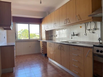 Apartamento T2 para Arrendamento em Agualva e Mira-Sintra