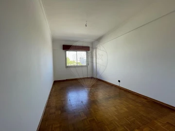 Apartamento T2 para Arrendamento em Agualva e Mira-Sintra