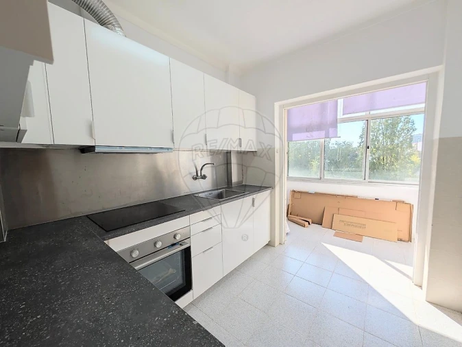 Apartamento T2 para Arrendamento em Queluz e Belas Foto 3