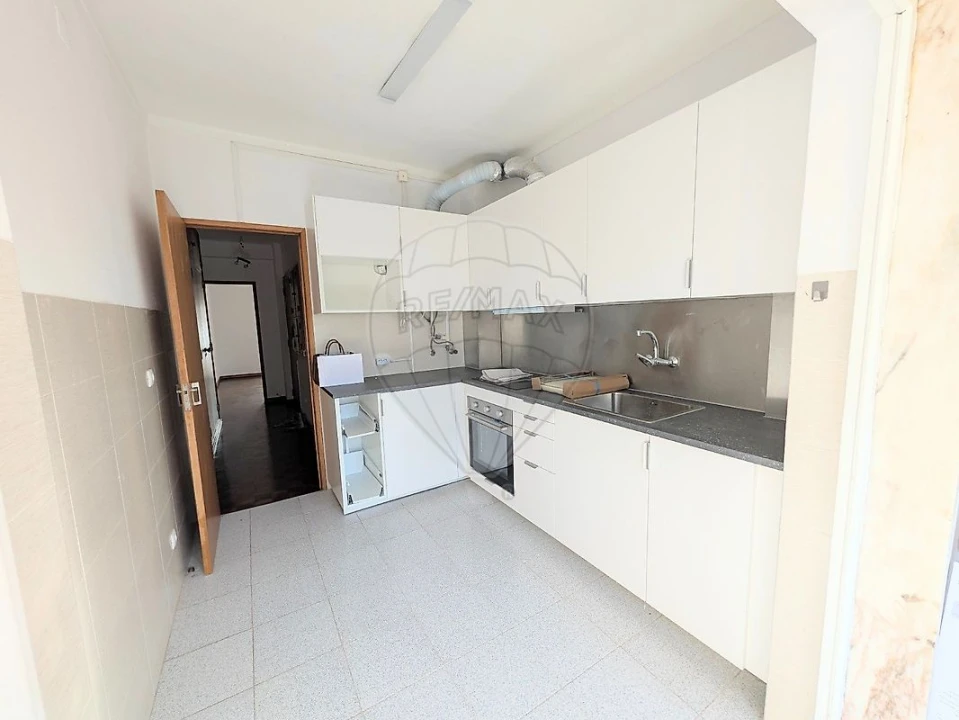 Apartamento T2 para Arrendamento em Queluz e Belas Foto 1