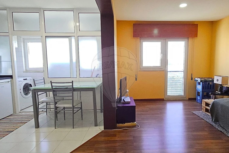 Apartamento T1 para Venda em Vilar de Andorinho Foto 2