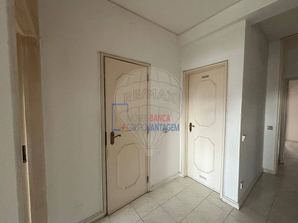 Apartamento T2 para Venda em Paranhos Foto 32