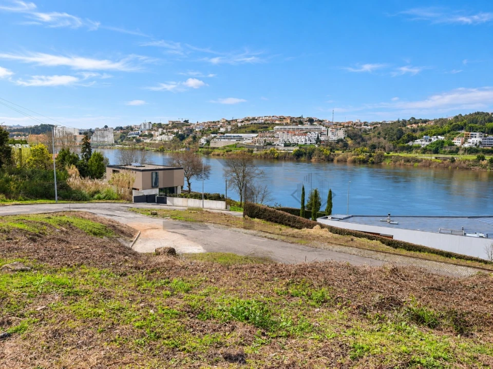 Terreno para Venda em Oliveira do Douro Foto 1