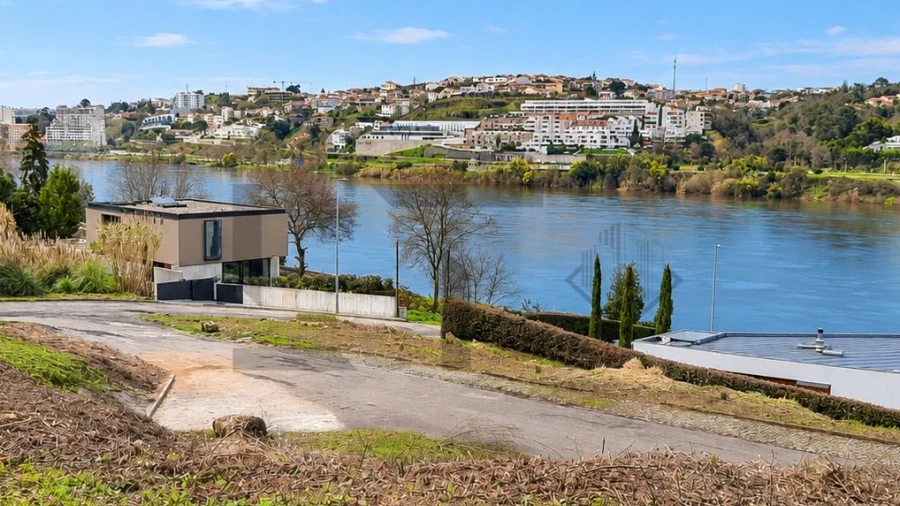 Terreno para Venda em Oliveira do Douro
