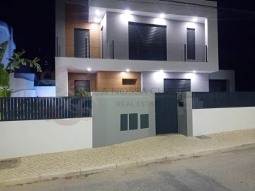 Moradia T4 para Venda em Charneca de Caparica e Sobreda
