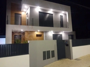 Moradia T4 para Venda em Charneca de Caparica e Sobreda