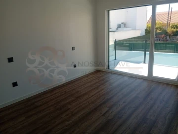 Moradia T4 para Venda em Charneca de Caparica e Sobreda