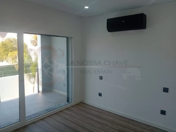 Moradia T4 para Venda em Charneca de Caparica e Sobreda