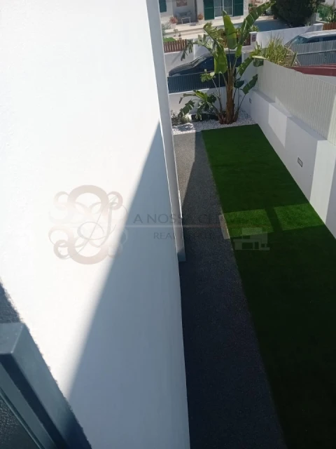 Moradia T4 para Venda em Charneca de Caparica e Sobreda