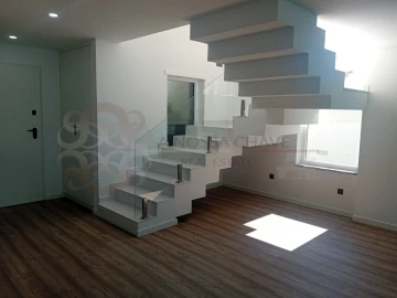 Moradia T4 para Venda em Charneca de Caparica e Sobreda