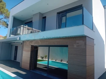 Moradia T4 para Venda em Charneca de Caparica e Sobreda