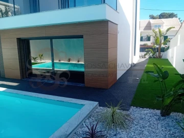 Moradia T4 para Venda em Charneca de Caparica e Sobreda