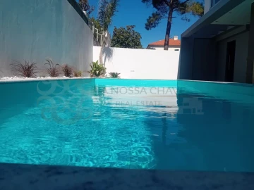 Moradia T4 para Venda em Charneca de Caparica e Sobreda