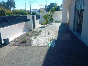 Moradia T4 para Venda em Charneca de Caparica e Sobreda