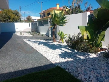 Moradia T4 para Venda em Charneca de Caparica e Sobreda