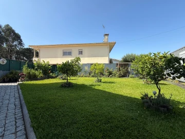 Moradia T3 para Venda em Areias, Sequeirô, Lama e Palmeira