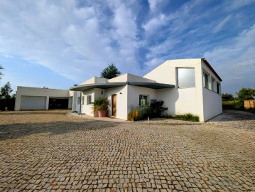 Moradia T4 para Venda em Friúmes e Paradela
