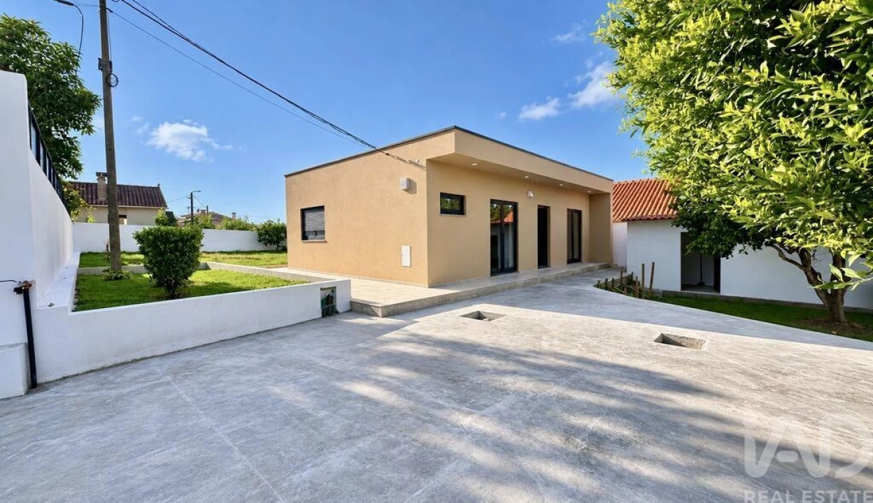 Moradia T2 para Venda em Alvarães Foto 1