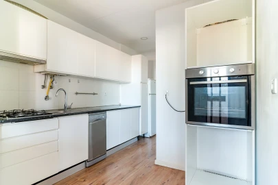 Apartamento T2 para Venda em Oeiras e São Julião da Barra, Paço de Arcos e Caxias