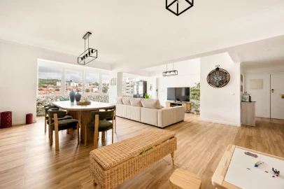 Apartamento T4 para Venda em Carnaxide e Queijas