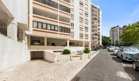 Apartamento T4 para Venda em Carnaxide e Queijas
