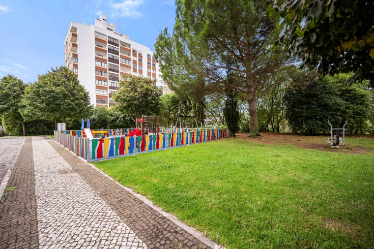 Apartamento T4 para Venda em Carnaxide e Queijas Foto 31