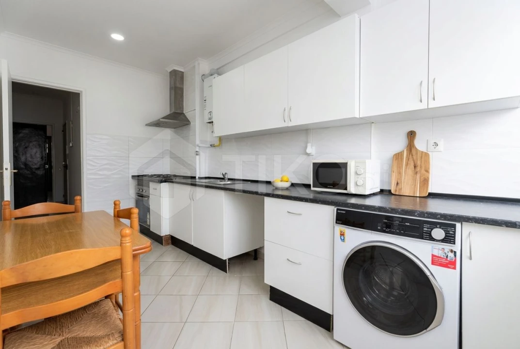 Apartamento T4 para Venda em Laranjeiro e Feijó Foto 1