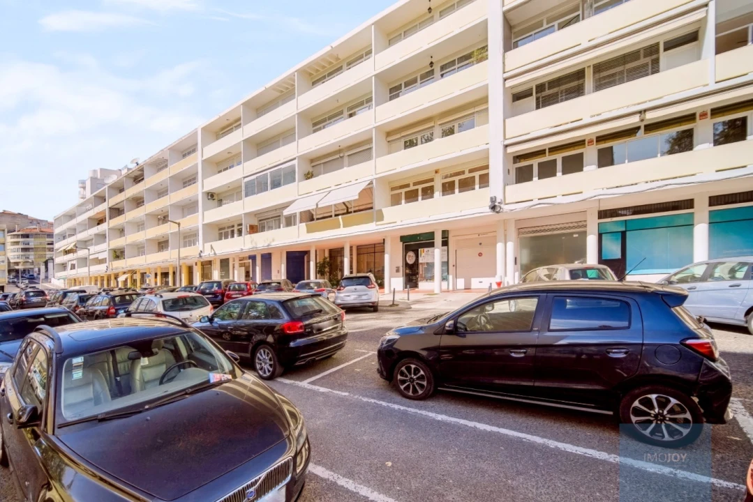 Apartamento T4 para Venda em Alvalade Foto 3