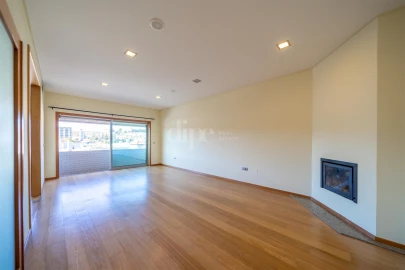 Apartamento T2 para Arrendamento em Creixomil