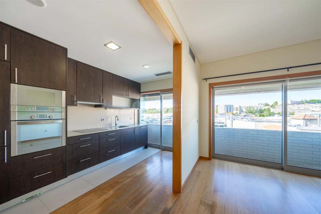 Apartamento T2 para Arrendamento em Creixomil Foto 7