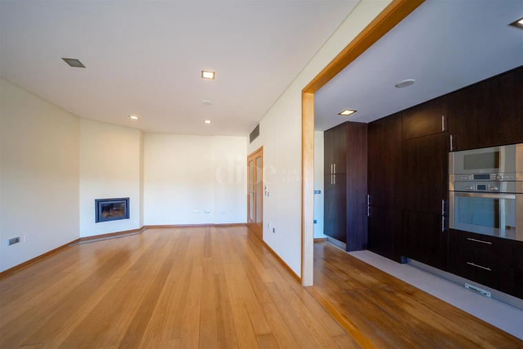 Apartamento T2 para Arrendamento em Creixomil Foto 5