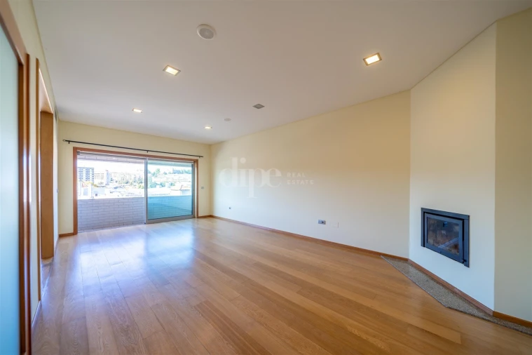 Apartamento T2 para Arrendamento em Creixomil Foto 6