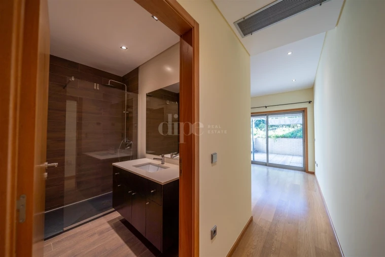 Apartamento T2 para Arrendamento em Creixomil Foto 12