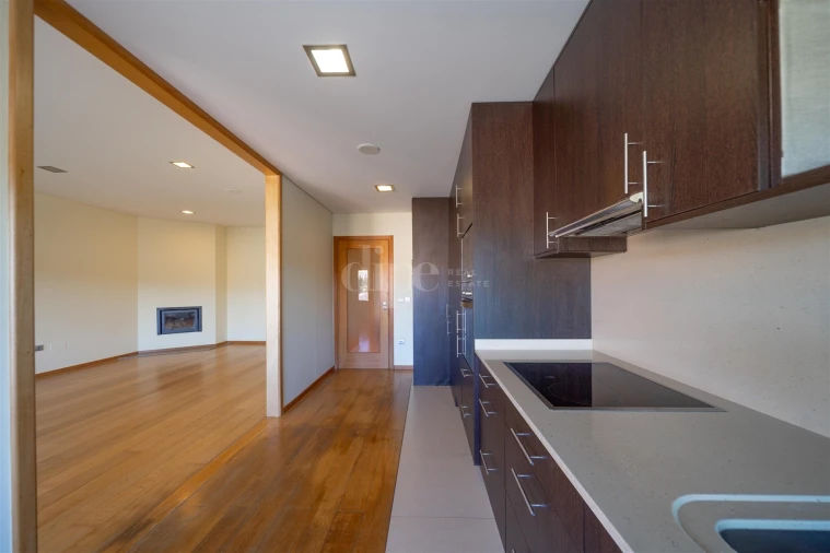 Apartamento T2 para Arrendamento em Creixomil Foto 8