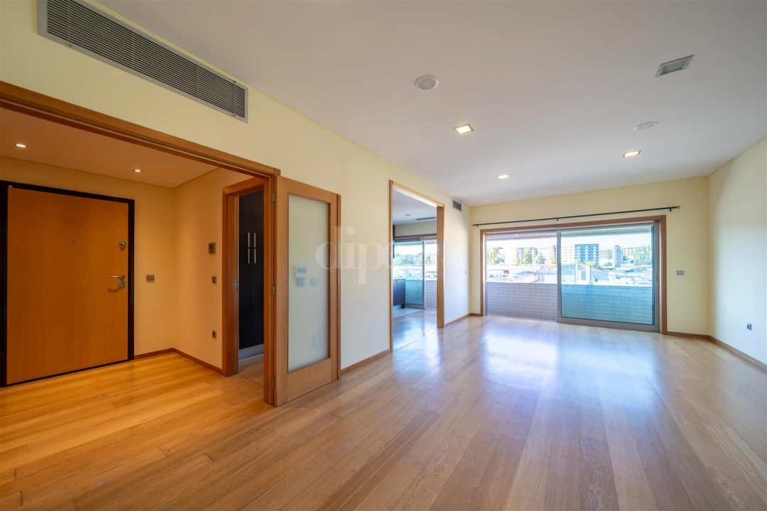 Apartamento T2 para Arrendamento em Creixomil Foto 4