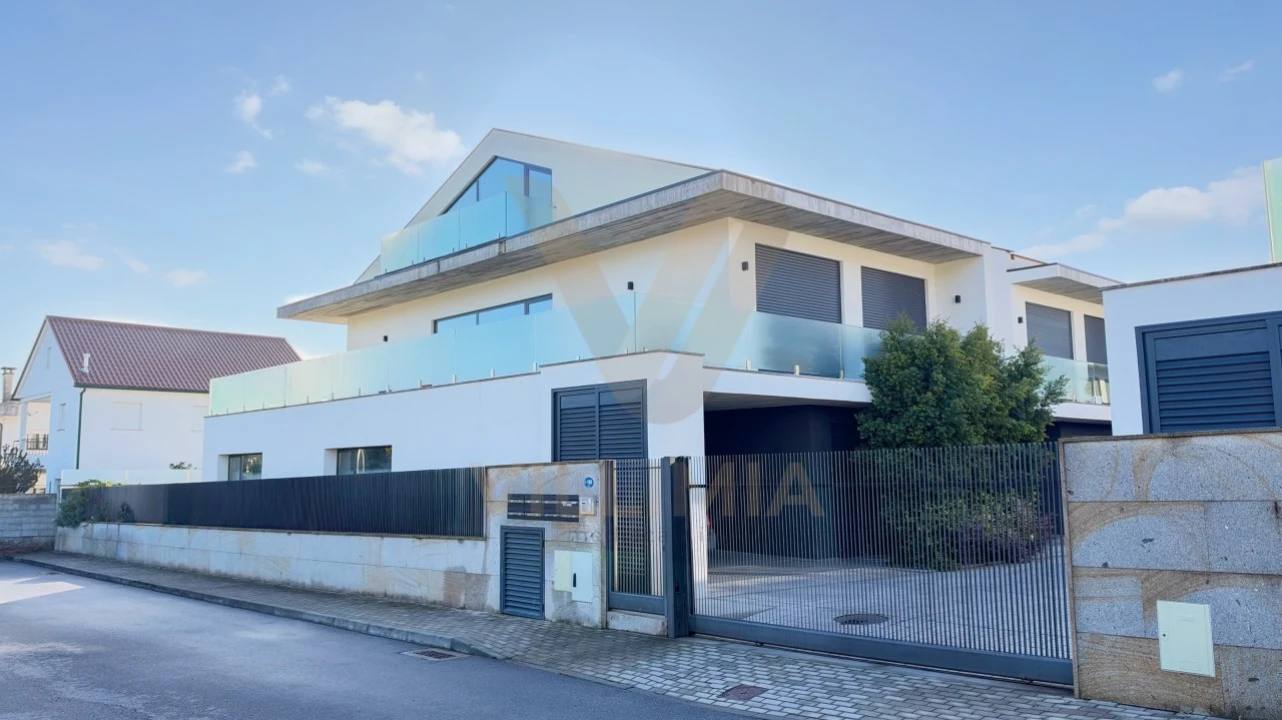 Moradia T3 para Venda em Arcozelo Foto 1