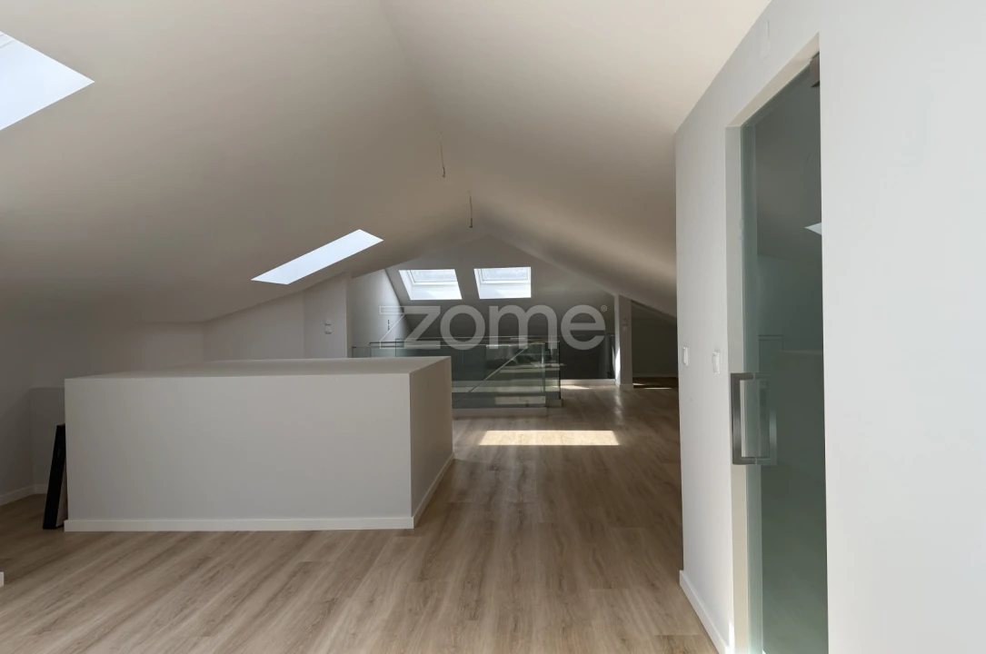 Apartamento T4 para Venda em Carcavelos e Parede Foto 17