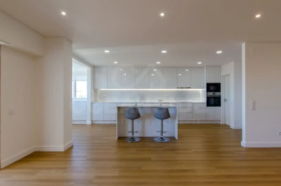 Apartamento T3 para Venda em Carcavelos e Parede